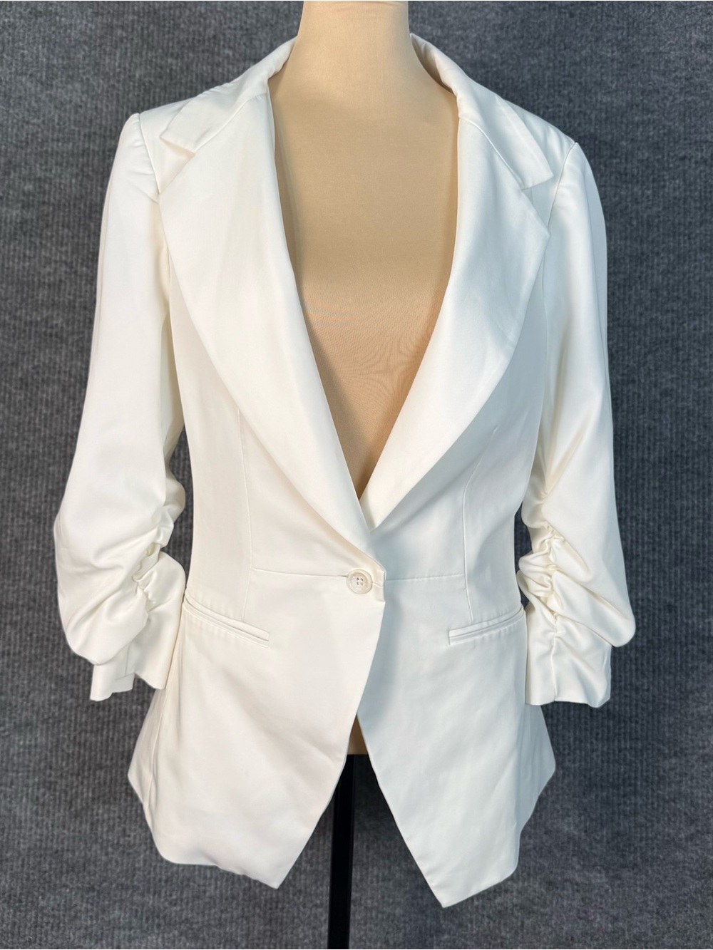 Elizabeth and James Women's 3/4 Ruched Sleeve Lined Blazer Jacket Cream Size 8